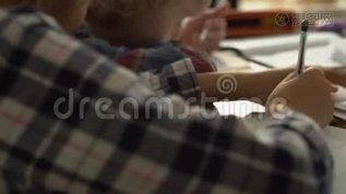 在家学习的可爱的小男孩和女孩的特写。 孩子们一起做作业。 快乐的兄弟姐妹花时间mp4格式视频下载_正版视频编号2771095-摄图网