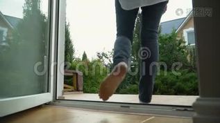 带着背包回家的小男孩和女孩。 妈妈遇到从学校回来的孩子。 家庭幸福美满mp4格式视频下载_正版视频编号3071675-摄图网