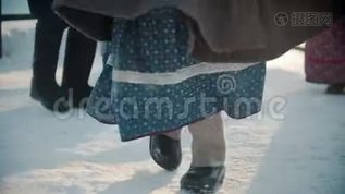 俄罗斯传统-一个穿毛毡靴子和裙子的女孩在旋转mov格式视频下载_正版视频编号1345045-摄图网