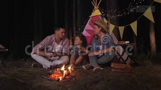 亲爱的亲戚们，爸爸妈妈和小女儿在篝火旁的树林里举杯祝酒mp4格式视频下载_正版视频编号3446624-摄图网
