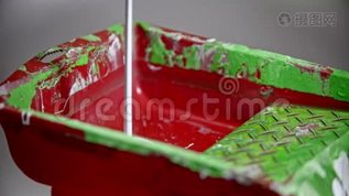 一个人在涂满绿色的油漆托盘里倒白漆mov格式视频下载_正版视频编号2019081-摄图网