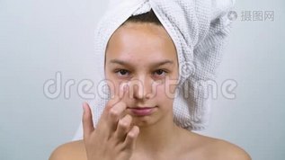 早上洗澡后涂面霜的少女mov格式视频下载_正版视频编号1869394-摄图网