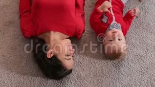 母亲和她的小儿子躺在房子蓬松的地毯上的俯视图mov格式视频下载_正版视频编号1120750-摄图网