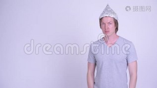 戴着锡纸帽的年轻人摸着什么东西，看上去很震惊mov格式视频下载_正版视频编号1644888-摄图网