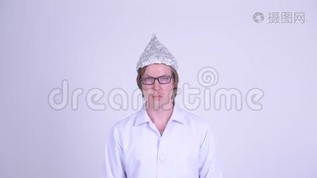 年轻医生戴着锡箔帽的脸看上去很震惊mov格式视频下载_正版视频编号2696168-摄图网