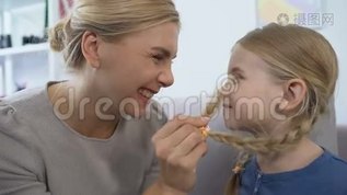 快乐的妈妈玩女儿的头发，摸鼻子，一起玩，休息mov格式视频下载_正版视频编号3297475-摄图网