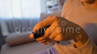 妈妈和男孩子玩游戏，儿子因为输了而心烦意乱mov格式视频下载_正版视频编号2922642-摄图网