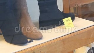 鞋店橱窗上用绒面革做的时髦鞋，有价格标签和折扣mov格式视频下载_正版视频编号1645620-摄图网