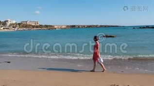 年轻迷人的孤独女孩走在海边的沙滩上。 漂亮的白种人女人穿着红色的衣服在海边散步。 裸舞mov格式视频下载_正版视频编号2622371-摄图网