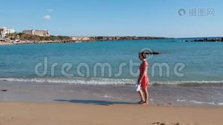 年轻迷人的孤独女孩走在海边的沙滩上。 漂亮的白种人女人穿着红色的衣服在海边散步。 裸舞mov格式视频下载_正版视频编号1795698-摄图网