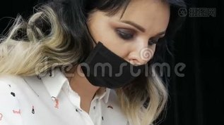 美容师用黑色面具做这个手术. 一位年轻漂亮女子的特写mov格式视频下载_正版视频编号2321122-摄图网