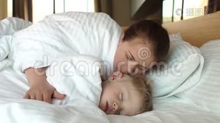 母亲早上在床上叫醒她的孩子，儿子睡在毯子下面。mov格式视频下载_正版视频编号2094163-摄图网