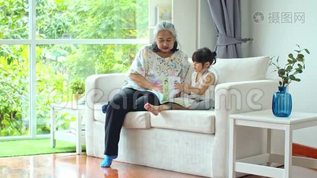 有小孙女的老年女性读书mov格式视频下载_正版视频编号1047358-摄图网