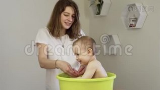 妈妈给她女儿洗澡mp4格式视频下载_正版视频编号1571690-摄图网