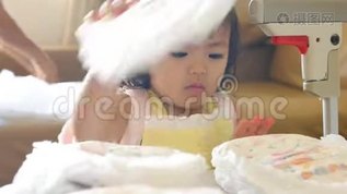 一个亚洲小女孩在玩/学着把尿布叠成一堆mp4格式视频下载_正版视频编号2246329-摄图网