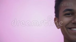 快乐混血男对着镜头微笑，青少年选择，青春期mov格式视频下载_正版视频编号3298520-摄图网