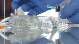 护士双手戴手套手术室检查注射器mov格式视频下载_正版视频编号2697878-摄图网