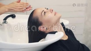 美发师用洗发精向女孩洗头，动作缓慢mov格式视频下载_正版视频编号898137-摄图网