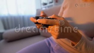 快乐的妈妈和小儿子在家玩电子游戏，爱好，放松mov格式视频下载_正版视频编号3148783-摄图网