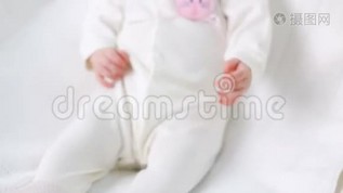 小女孩白色针织夹克，粉红色兔子mov格式视频下载_正版视频编号2999095-摄图网