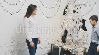 母亲问她的小儿子在这一年里是否是个好孩子，相反，她不会得到礼物。 孩子会变成mov格式视频下载_正版视频编号3074407-摄图网