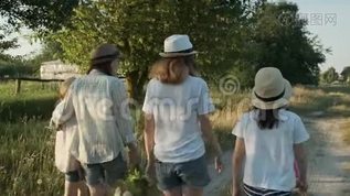 母亲和她的女儿一起散步，女人拥抱孩子mov格式视频下载_正版视频编号1797002-摄图网
