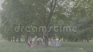 V-log。 女青年作为教育家在公园为男孩和女孩读书mov格式视频下载_正版视频编号660471-摄图网