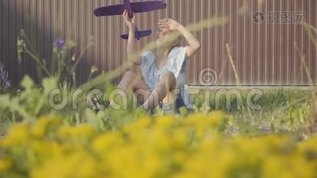 可爱的女孩带着玩具飞机坐在院子里的绿草上。 在户外玩的女孩。 无忧无虑的童年。 慢慢mp4格式视频下载_正版视频编号2774051-摄图网