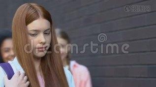 女学生嘲笑没有安全感的女同学，嘲笑红头发，欺负人mov格式视频下载_正版视频编号2021732-摄图网