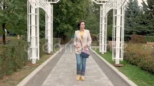 白种人中年妇女在一个美丽的城市公园里沿着一条小路慢慢地走着mp4格式视频下载_正版视频编号3449508-摄图网