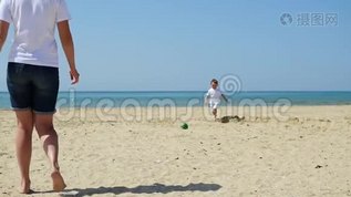 一位年轻的母亲和她的孩子正在沙滩上打球。 幸福的家庭正在踢足球。 的概念mp4格式视频下载_正版视频编号2774361-摄图网