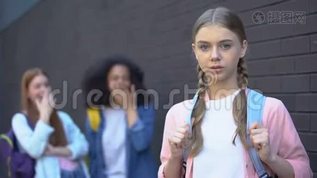 困惑欺凌受害者看镜头，女学生背后笑，压力mov格式视频下载_正版视频编号2171195-摄图网
