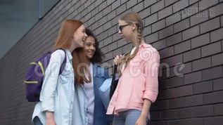 女学生欺负弱小的眼镜女学生，威胁mov格式视频下载_正版视频编号2624143-摄图网