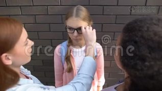 青少年戴着同学眼镜，嘲笑女学生，欺凌残忍mov格式视频下载_正版视频编号2774381-摄图网