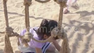 亚洲小女孩在学校操场上玩得很开心。mov格式视频下载_正版视频编号1797560-摄图网