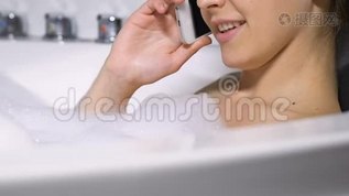 漂亮的年轻女人在浴室里打电话，愉快的谈话，闲话mov格式视频下载_正版视频编号974102-摄图网