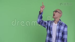 快乐的秃头帅哥指了指，看上去很惊讶mov格式视频下载_正版视频编号2171672-摄图网