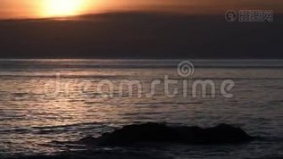 热带岛屿上美丽的日落。mp4格式视频下载_正版视频编号588584-摄图网