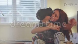 一个可爱的大姐姐和弟弟在床上玩，第一次给弟弟看VR，他们是mov格式视频下载_正版视频编号1498494-摄图网