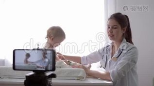 博客女医生Videoblog在手机上录制儿童体检现场指导视频mp4格式视频下载_正版视频编号580431-摄图网