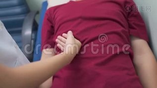 亚洲女医生对卧床病人进行传统的体格检查。mov格式视频下载_正版视频编号1723819-摄图网