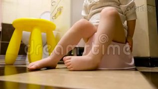 坐在马桶上的小女孩。 孩子们`腿。 一个小孩子学会了上锅，特写，白种人..mp4格式视频下载_正版视频编号1199532-摄图网
