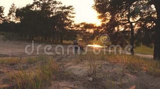 有孩子的家庭带着背包旅行。 旅行者爸爸带着女儿和妈妈在树林里旅行。 徒步旅行者女孩。 家庭mov格式视频下载_正版视频编号1125413-摄图网