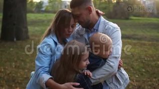 有两个孩子的家庭在秋季公园。 妈妈，爸爸和孩子们。 大女儿和小儿子。 家庭mov格式视频下载_正版视频编号2023635-摄图网
