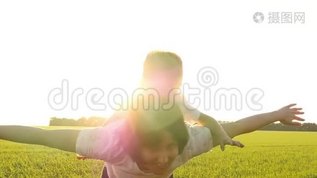 妈妈和孩子用手展示飞机。 妈妈和她的小儿子在户外玩得很开心。 妈妈把孩子抱起来mov格式视频下载_正版视频编号280437-摄图网