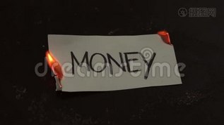 写在白纸上的钱字燃烧。 带着烟雾和灰烬的火焰mov格式视频下载_正版视频编号1724640-摄图网