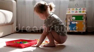 小女孩玩发展运动技能的游戏，为孩子们收集一个设计师多色马赛克，发展思维，lmp4格式视频下载_正版视频编号2097576-摄图网