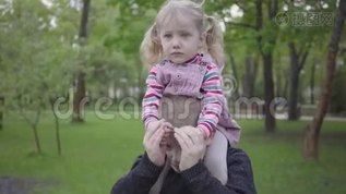 英俊的金发男孩和她可爱的妹妹在公园里玩，把她抱在肩膀上。 那个男孩想振作起来mp4格式视频下载_正版视频编号2776466-摄图网