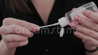 化妆师在棉签上涂胶。mp4格式视频下载_正版视频编号1051248-摄图网