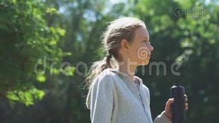 运动服的小女孩在运动后喝水。mov格式视频下载_正版视频编号826774-摄图网